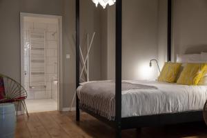 美因河畔法兰克福法布里克套房酒店 的一间卧室配有一张带黄色枕头的大床
