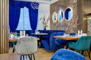 布什泰尼Kayus的一间配备有蓝色椅子和桌子的用餐室