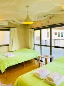 广岛west crab base的客房设有两张床和天花板。
