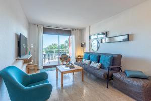 艾姆布里亚布拉瓦Apart-rent Apartment Mirablau Mar 0090的客厅配有沙发和椅子