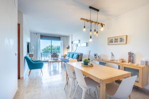 艾姆布里亚布拉瓦Apart-rent Apartment Mirablau Mar 0090的用餐室以及带桌椅的起居室。