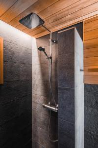 普哈圣山Parkside Pyhä的浴室内配有淋浴和头顶淋浴