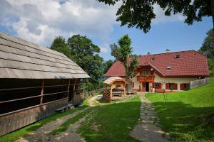 LjubnoFarmstay&Glamping Visočnik的谷仓和带围栏的农舍