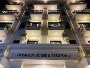 河内Paragon House and Residence的一座建筑,上面有塔拉贡房屋和住宅