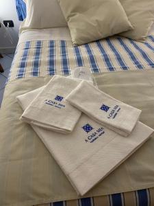 切塔拉a casa mia holiday rental的床上的两条毛巾
