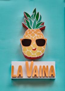 卡利La Vaina Cali的戴着太阳镜的 ⁇ 萝商店的标志