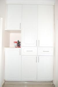 利隆圭Lonjeta Self-Catering Apartments的客房内的白色衣柜和白色橱柜