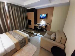 内罗毕Elysian Resort的酒店客房,配有床和沙发