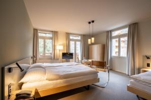 翁根Hotel Alpenruhe - Vintage Design Hotel的一间卧室配有一张大床和一张书桌