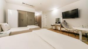 大邱失眠酒店的酒店客房设有两张床和一台平面电视。