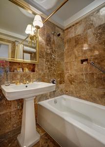 纽约爱丽舍酒店 - 图书馆酒店集团的带浴缸、水槽和浴缸的浴室