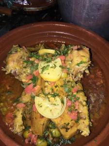 斯库拉Eco-Ferme Tamalait Skoura的一大碗带蔬菜和土豆的棕色食物