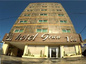 韦拉克鲁斯Hotel Gran Via - Centro的大楼前的酒店标志