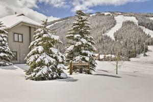 铜山Copper Mountain Home with Hot Tub Walk to Ski Lift!的滑雪小屋前的雪地标志