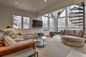 Vail Condo with Mtn View Deck - Steps to Ski Shuttle的休息区
