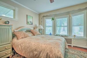 Quaint Beverly Townhome Walk to Beach and Downtown!客房内的一张或多张床位