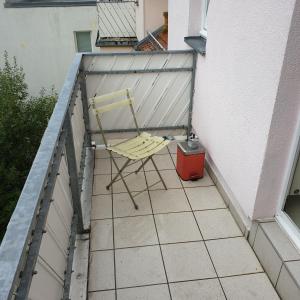 阿尔滕堡Kunstgasse 11, Wohnung 10的阳台的黄色椅子