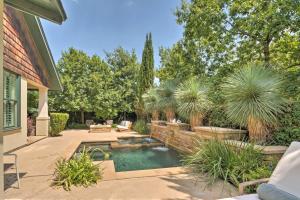 奥斯汀Austin Oasis with Pool and Hot Tub - 2 Mi to Dtwn!的后院设有游泳池和庭院