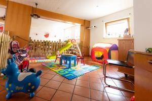 NusplingenHotel Gasthof Stern的一间充满了许多儿童玩具的房间