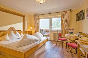 毛拉赫Das Rotspitz Adults - only的酒店客房设有床和窗户。