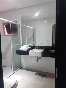 圣贝尔纳多-杜坎普Impulse Motel的一间带水槽和镜子的浴室