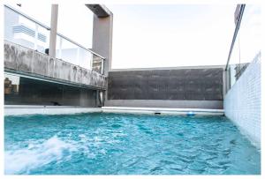 布宜诺斯艾利斯Rent Nuñez 2830的大楼内的一个蓝色海水游泳池