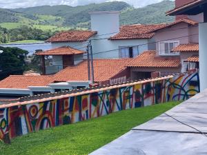 卡皮托利乌Chalés da Zelma的建筑物一侧有彩色涂鸦的墙