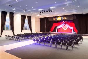 米多恩Palm Beach Club Marmara Djerba的大房间设有椅子和舞台