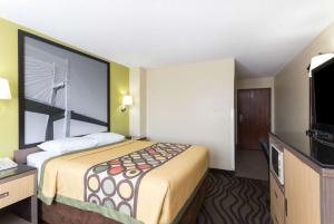 布伦瑞克布伦瑞克速8酒店的配有一张床和一台平面电视的酒店客房