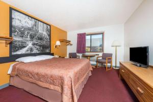 弗兰特罗亚尔皇家速8酒店的配有一张床和一台平面电视的酒店客房