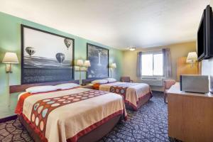 尤宁加普亚基马区速8酒店客房内的一张或多张床位