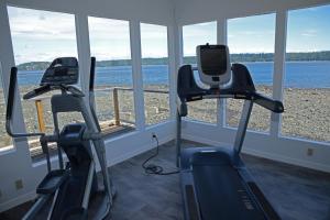 坎贝尔河安佳套房旅馆的一个带两台跑步机的健身房,享有水景
