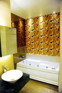 拉特纳吉里Hotel Sea Fans的带浴缸、卫生间和盥洗盆的浴室