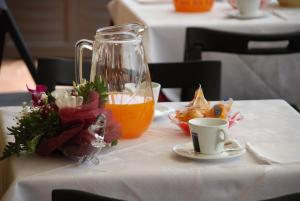 弗洛里迪亚维托里奥埃马努埃莱酒店的桌子,放上投掷物,喝一杯橙汁