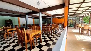 奥南海滩苏桑岛度假村的一间位于 ⁇ 板层的餐厅,配有木桌和椅子
