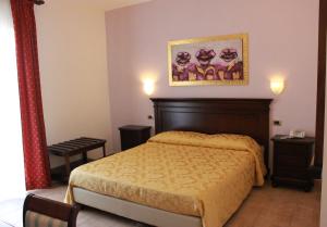 弗洛里迪亚维托里奥埃马努埃莱酒店的卧室配有一张床,墙上挂着一幅画