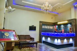 普杰Hotel Tulsi Residency的客厅设有台球桌和酒吧。