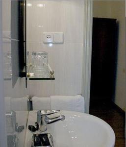 德尔菲娜旅馆的一间浴室