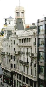 马德里德尔菲娜旅馆的一座白色的大建筑,上面有一座塔