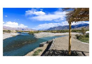 列城The Indus River Camp的沙漠中一条河流