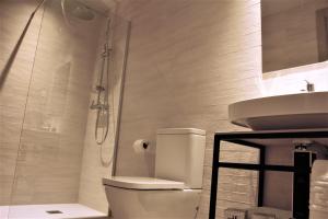 莱斯卡拉HOTEL TORRENT的带淋浴、卫生间和盥洗盆的浴室
