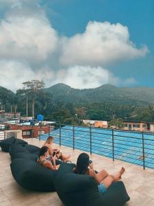 涛岛龟岛独立旅舍的一群躺在游泳池边的女人