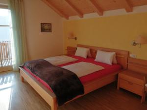 科尔塔恰Kerschbamerhof im Süden Südtirols的一间卧室,卧室内配有一张大床