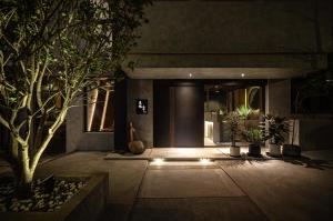 礁溪东旅汤宿温泉饭店-风华漾馆的植物和灯的走廊