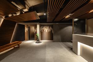 礁溪东旅汤宿温泉饭店-风华漾馆的一个带长椅和器官的大厅