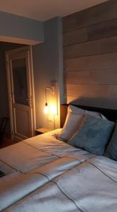 HaachtWanneshoeve的卧室配有一张带灯的白色大床