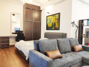 吉隆坡Parkview KLCC by Salaam Suites, 4 pax的客厅配有沙发和桌子