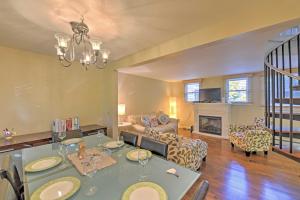普罗温斯敦Provincetown Vacation Rental with Patio!的客厅配有桌子和沙发