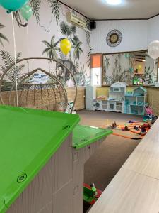 敖德萨嘉临酒店的一间设有绿色柜台的儿童房和一间带一张床的房间