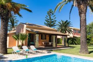 阿查拉维Villa Angelos的一座别墅,设有游泳池和棕榈树